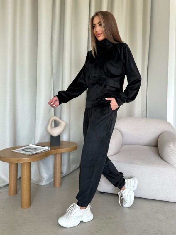 ISSA Plus Спортивный костюм (14211_black) Женское, цвет - Чёрный, материал - Велюр Фото вещи ISSA Plus Спортивный костюм (14211_black) Женское, цвет - Чёрный, материал - Велюр